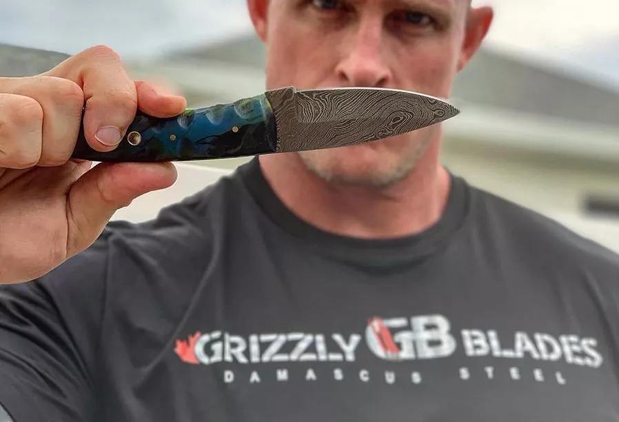 HANDMADE BUSHCRAFT KNIVES, A COMPLETE GUIDE